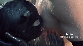 Uma cena de masoquismo e dominação sexual