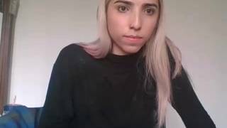 A tranny Candy gosta de levar o vibrador de vidro em seu cu