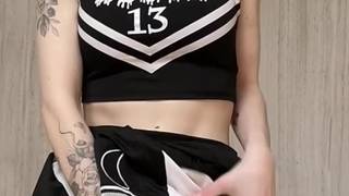 Morena de peitos grandes se masturba até esguichar