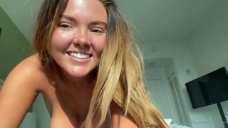 Garota amadora adora o suco de sua própria buceta