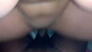 O filho da puta negro e comprido fode a morena jovem em POV