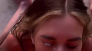 A bela vadia lhe faz um boquete e se senta em seu pênis