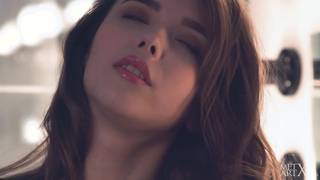 O corpo de Mila Azul nos deixa quentes quando se masturba nua