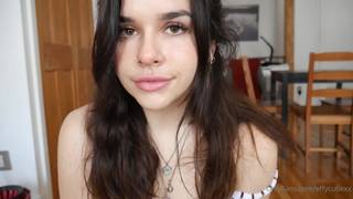 Jovem morena de meias e lingerie só para você!