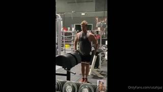 Ele transa com uma loira que acabou de conhecer na academia, no banheiro