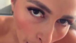 Uma morena chupando um pau e transando no estilo cowgirl e cachorrinho