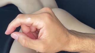 A gata MilaMondell, amarrada na cama, é penetrada em seus buracos