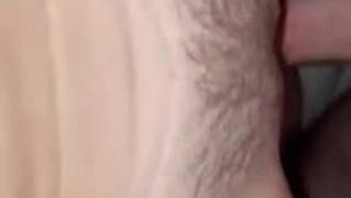 Ele a fode tão bem que a deixa com os olhos virados para trás na cama