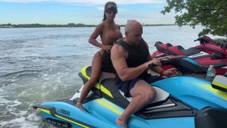 JMac ejacula no rosto da Srta. Lexa na praia