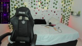 Latina peituda abre as pernas e se masturba para os espectadores