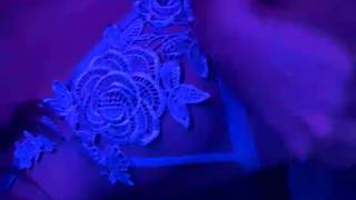 Jovem de webcam usa um vibrador gigante para chegar ao orgasmo