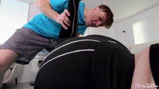 A MILF Sydney Paige é uma mamãe sexy que fode o seu enteado