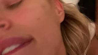 Loira com grandes nádegas se masturba a buceta e o cu com brinquedos