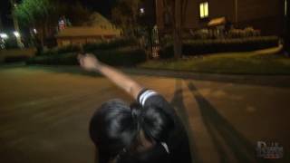 Uma jovem negra procura um homem para fazer sexo