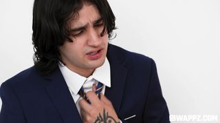 As damas de honra fodem o noivo na frente dos amigos dele antes do casamento