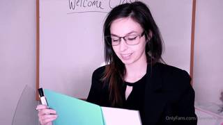 Professora de sexo on-line Dawn Willow chupa e monta em um vibrador Professora de sexo on-line Dawn Willow chupa e monta em um vibrador