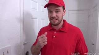 Entregador de pizza faz sexo com Addison Lee na frente de seu marido