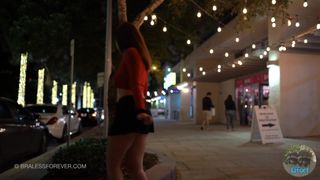 A linda morena passeia por todos os lados e mostra suas tetas quando quer