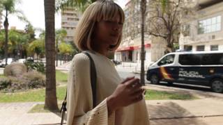 Negra de pelo rubio mostra as tetas pelas ruas sem medo