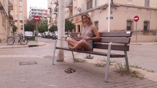 É a primeira vez que Cassandra tira os seios para fora andando na rua.