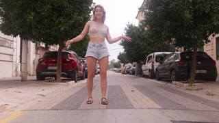 É a primeira vez que Cassandra tira os seios para fora andando na rua. É a primeira vez que Cassandra tira os seios para fora andando na rua.