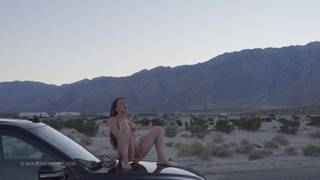 Rough Rider e Emma G em uma cena em um carro no deserto. Rough Rider e Emma G em uma cena em um carro no deserto.