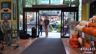 Lily foi às compras com uma blusa quase transparente.