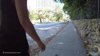 É a primeira vez que ela fica sem sutiã, mostrando seus seios.