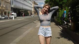 Cassandra fica contente quando mostra os seus seios pelas ruas Cassandra fica contente quando mostra os seus seios pelas ruas