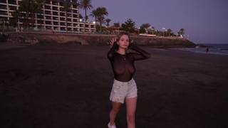 Suas tetas nos deslumbram passeando pela praia para se exibir sexy