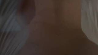 A vagabunda está fodendo com força e pedindo creampie