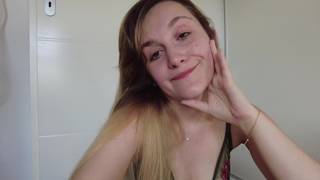 Começa a se masturbar sensualmente no banheiro e por toda a casa