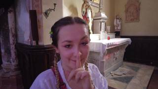 A loira fica travessa e vai se masturbar em uma igreja