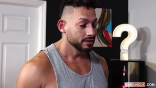 Um latino mergulha o grande pênis de seu pai bem fundo!