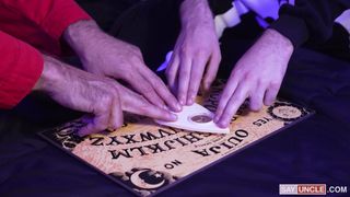 Enquanto jogam à ouija os espíritos lhes ordenam foder-se