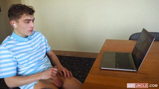 Seu padrasto o pega na punheta e se junta nu no chuveiro