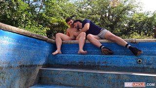O limpador de piscina chupa o pau do proprietário como um pro
