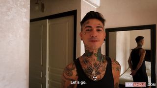 Latino paga a um cara na rua para ter relações sexuais gays