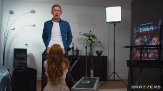 Danny D apanha a Ella Hughes a masturbar-se enquanto vê sexo lésbico
