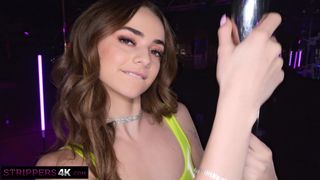 Pequena Nikki Nicole dança, provoca e se masturba em frente do cliente