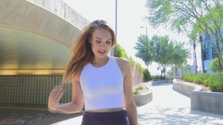 Mikayla atreve-se a masturbar-se em qualquer rua ao ar livre