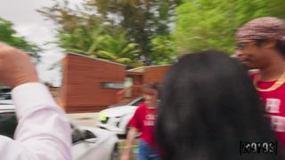 Shrooms Q não consegue controlar a sua cona tesuda na lavagem de carros