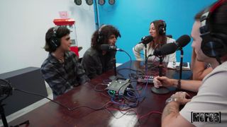 Após a entrevista radial, ela sente vontade de se masturbar ali