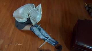 Uma bela mulher dominada, amarrada e escravizada em uma cena de BDSM. Uma bela mulher dominada, amarrada e escravizada em uma cena de BDSM.