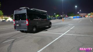 Morena de peitos pequenos fode em diversas posições na van