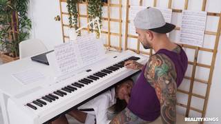 Barbie Rous não consegue parar de olhar para o pau grande e gostoso de Juan