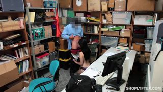 Por ter roubado na loja, terá de pagar com o seu corpo.