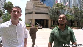 Ele nunca imaginou que um homem negro gay o sodomizaria no escritório. Ele nunca imaginou que um homem negro gay o sodomizaria no escritório.