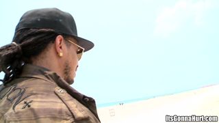 Jovem tem seu cuzinho apertado e esticado com um enorme pau preto