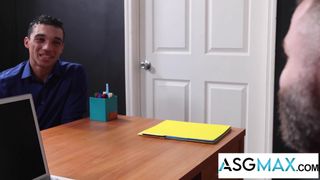 Amone chupa o pau e depois fode o marido do seu tio Rob Montana